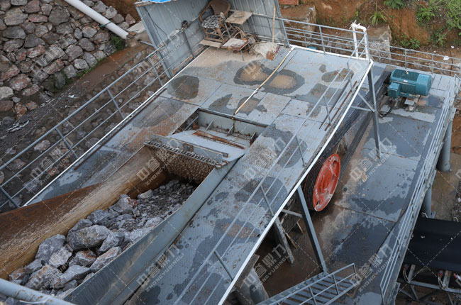 大塊石頭進(jìn)入碎石機(jī)