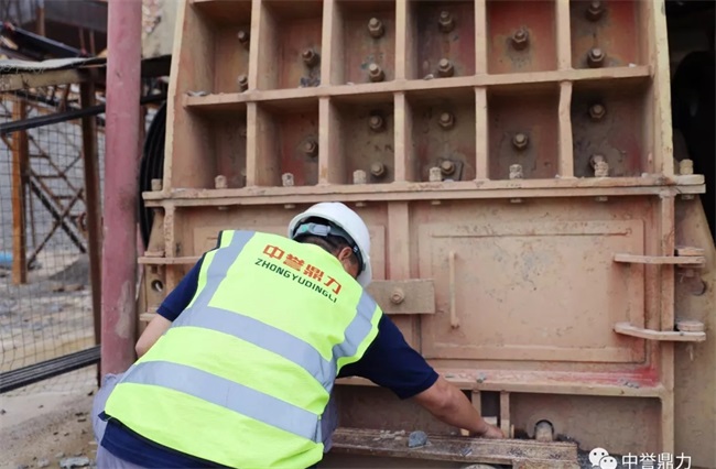 技術(shù)工程師檢修設(shè)備現(xiàn)場