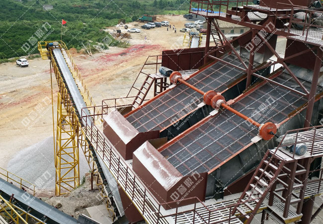 砂石生產(chǎn)線上的振動(dòng)篩