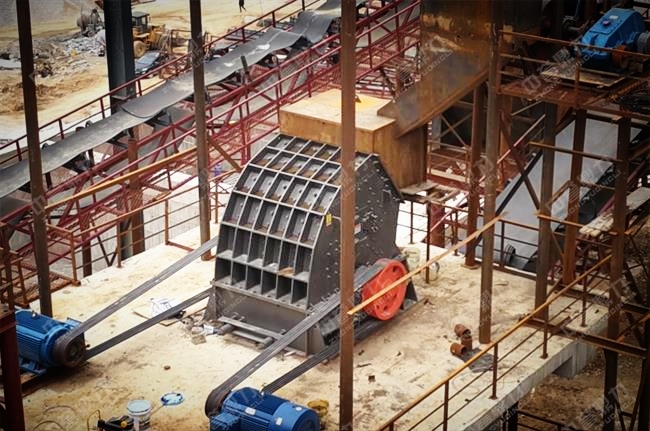 碎石機(jī)加工現(xiàn)場