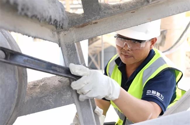 技術人員在維修設備