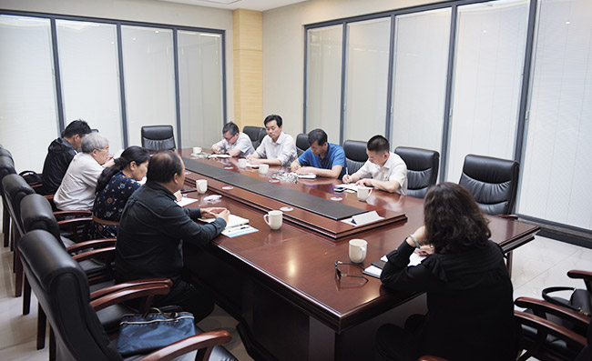 新鄉(xiāng)市工信局及新鄉(xiāng)職業(yè)技術(shù)學(xué)院導(dǎo)蒞臨中譽(yù)鼎力交流校企合作