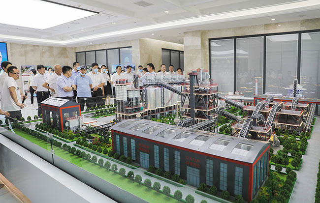 張治民董事長(zhǎng)介紹多位一體循環(huán)建材產(chǎn)業(yè)園項(xiàng)目建設(shè)理念